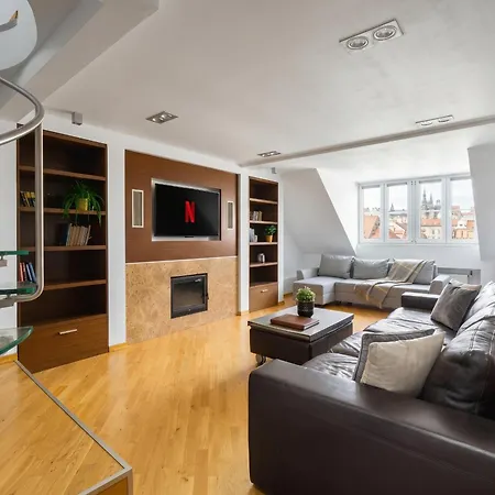 Golden - Elegant & Stylish 3-floor - Old Town *