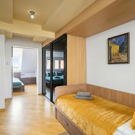 公寓 Golden - Elegant & Stylish 3-floor - Old Town *