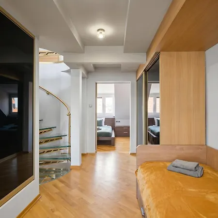 Golden - Elegant & Stylish 3-floor - Old Town 公寓 *